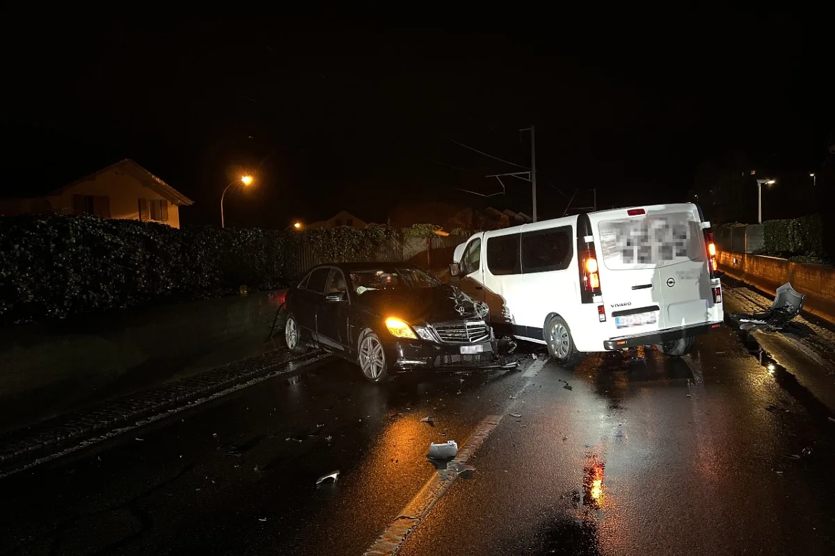 Unfall in Döttingen AG - Frontalkollision fordert vier Verletzte