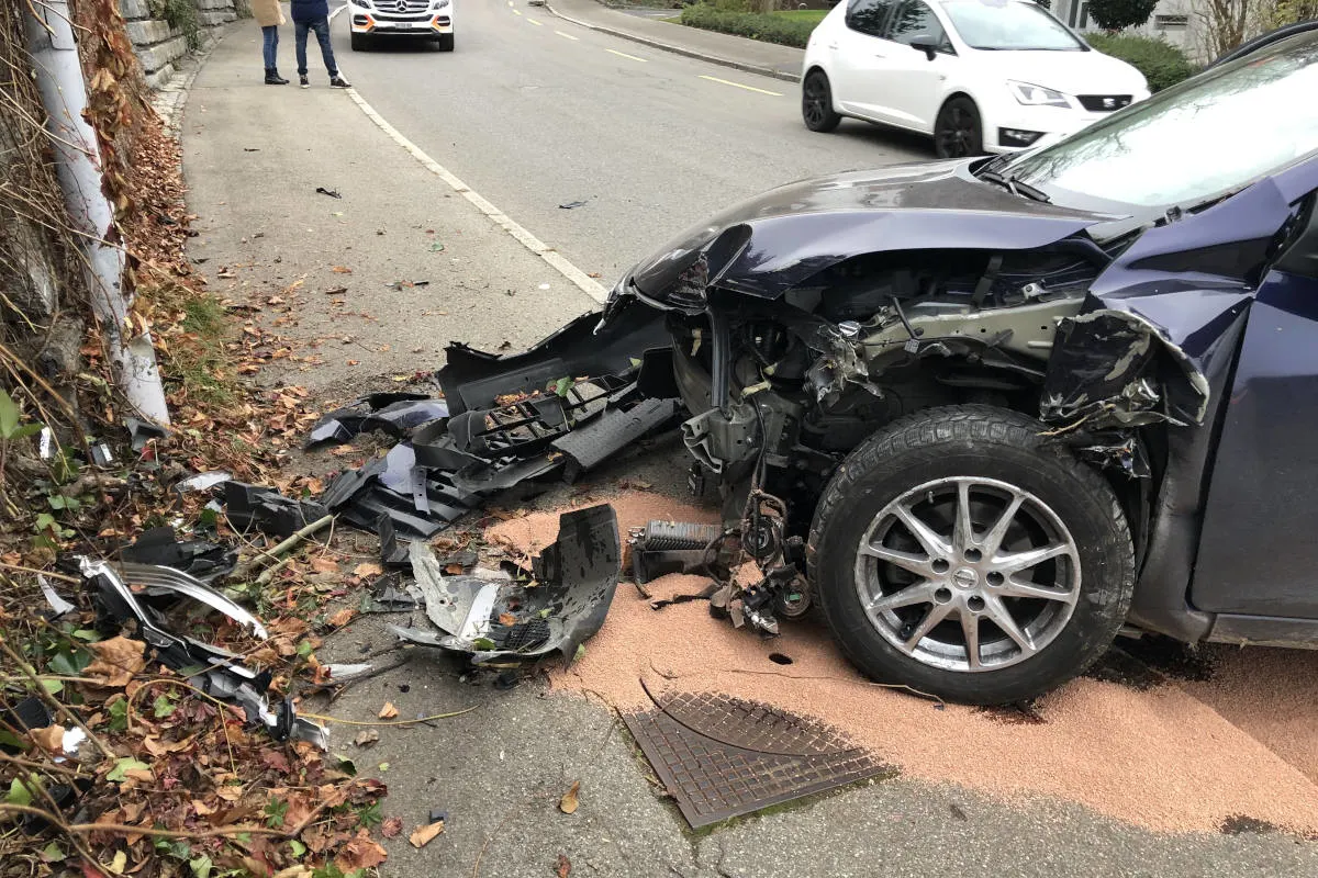 Unfall Greifensee ZH – Auto erlitt nach Kollision Totalschaden
