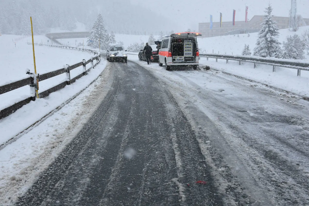 Malbun FL - Verkehrsunfall auf verschneiter Strasse