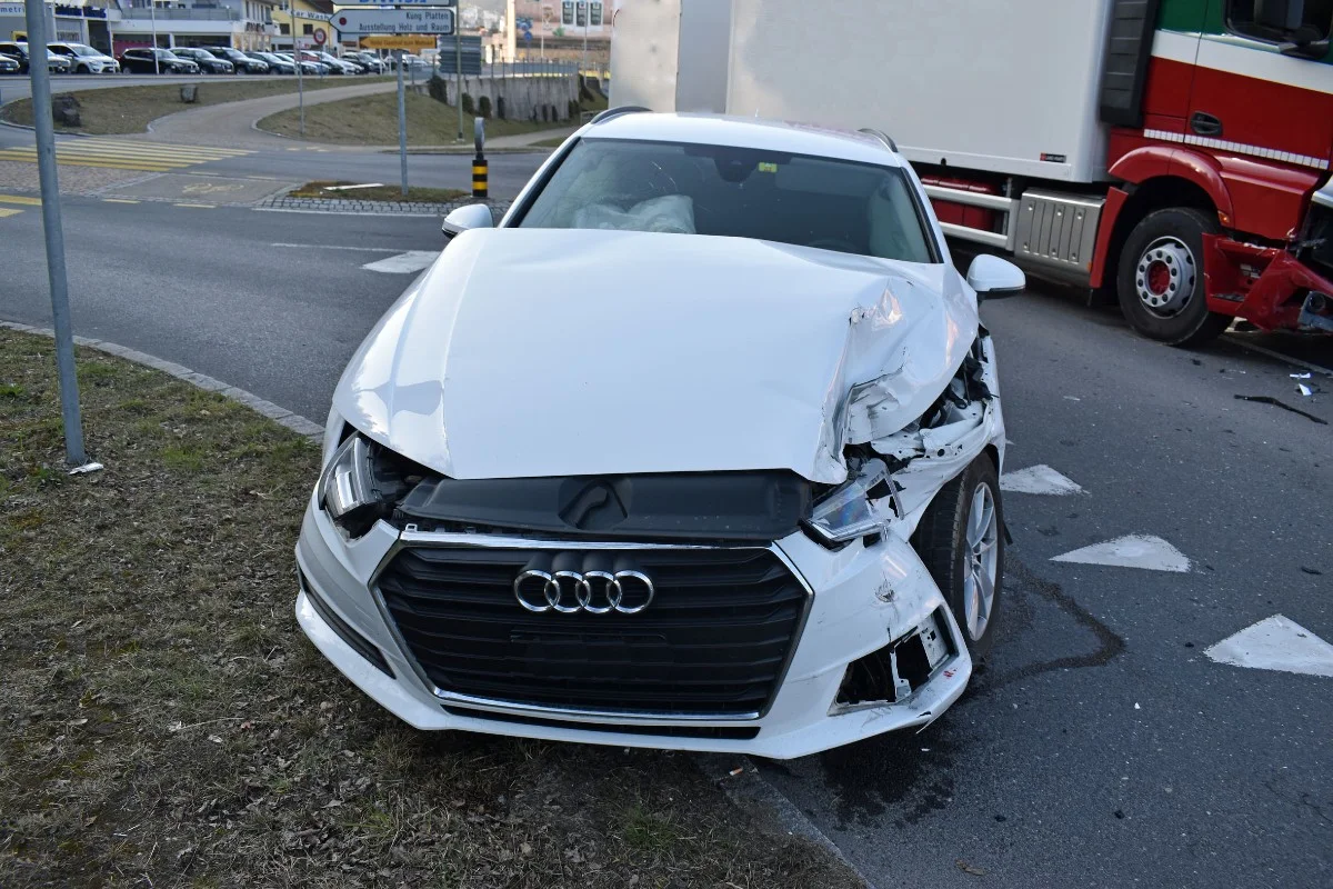 Willisau LU - Kollision zwischen Lastwagen und Auto – Autolenker ohne gültigen Führerschein