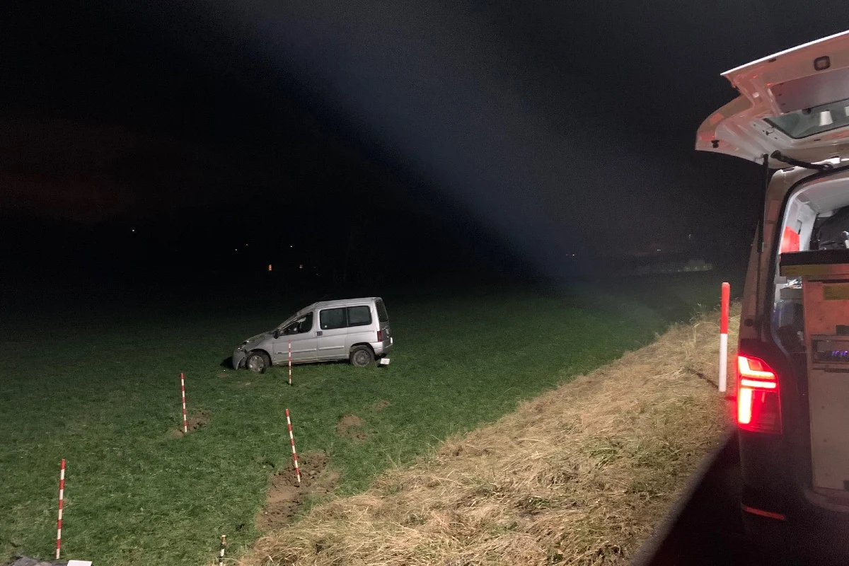 Aesch bei Neftenbach ZH - 81-jährige Autolenkerin überschlägt sich mit dem Auto