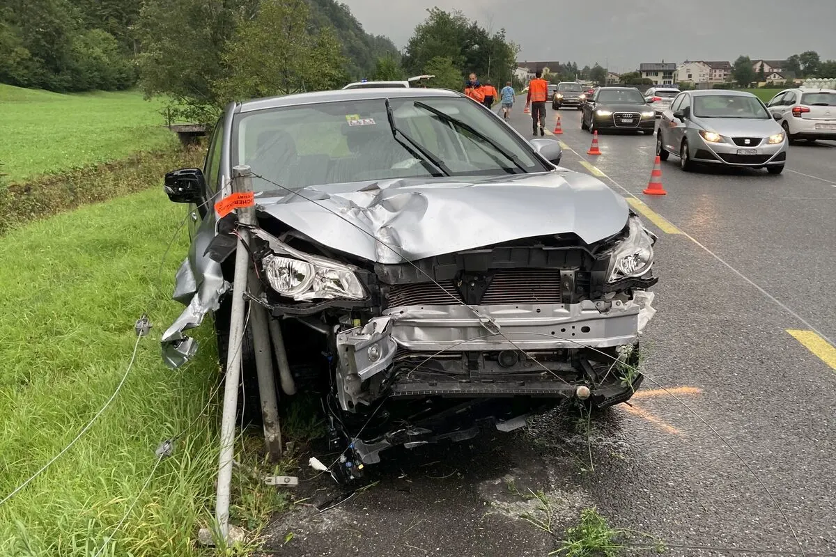 Näfels GL - Kollision mit einem Strassenzaun