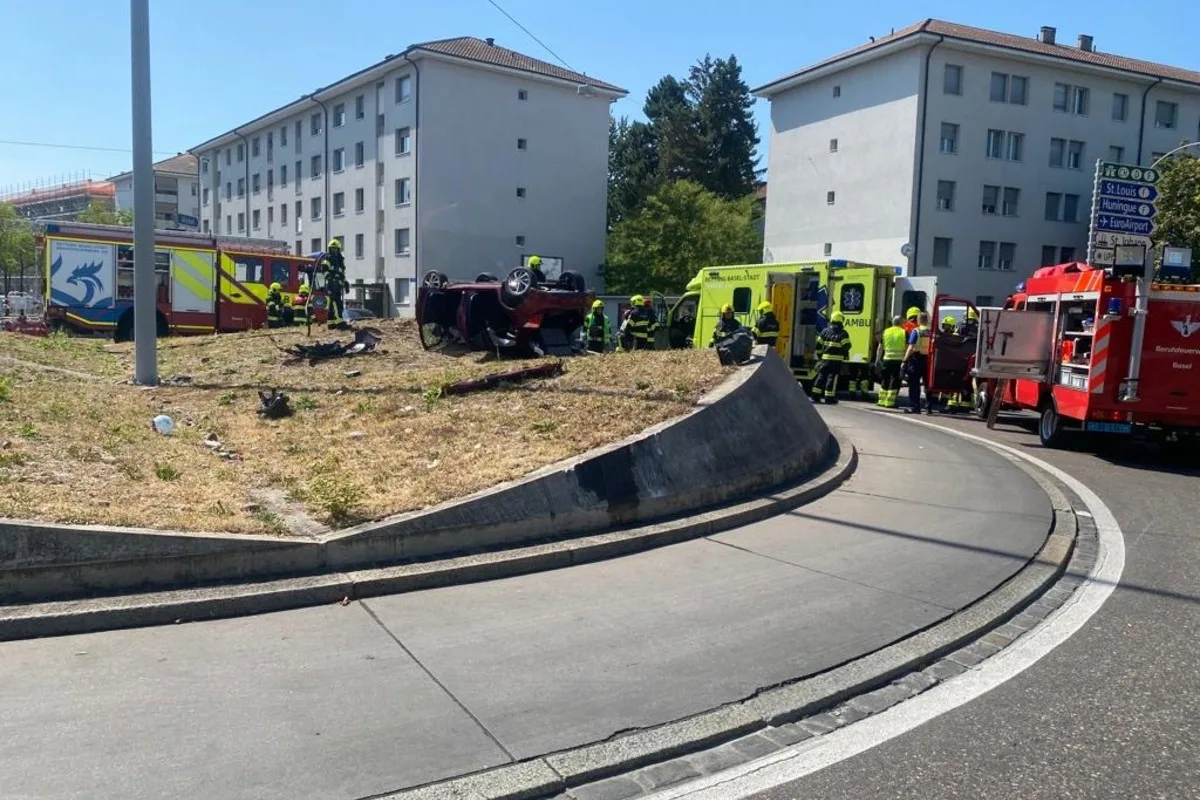 Basel - Spektakulärer Selbstunfall - Mann muss ins Spital gebracht werden