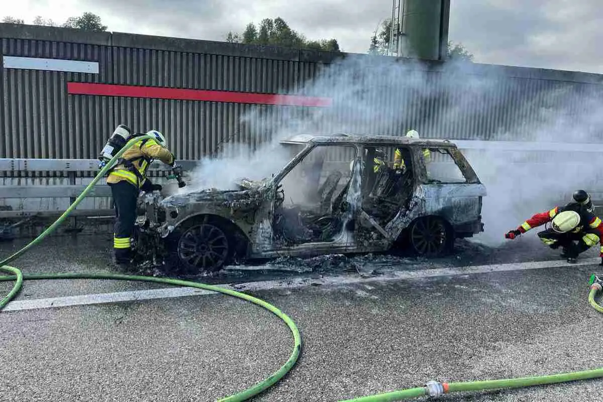 Autobrand auf der A5 bei Lüsslingen-Nennigkofen SO – SUV brennt komplett aus
