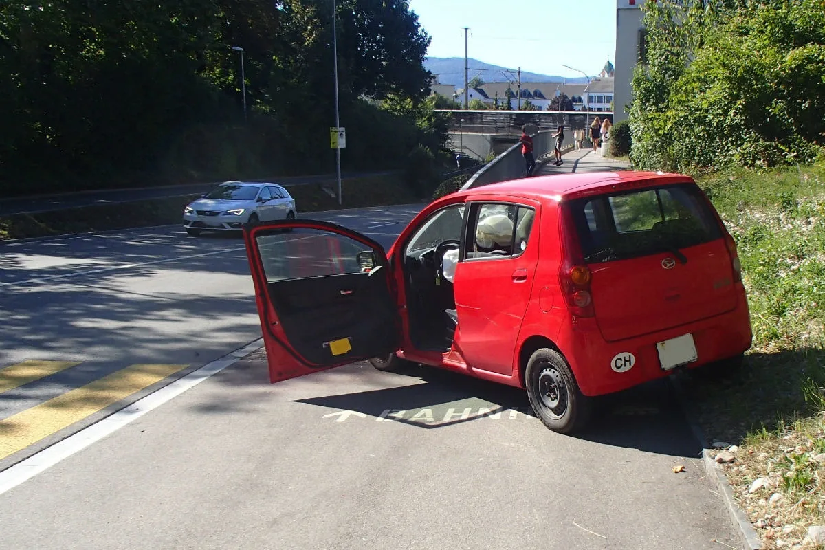 Rheinfelden AG - Mit Auto gegen Geländer geprallt – Lenker verletzt