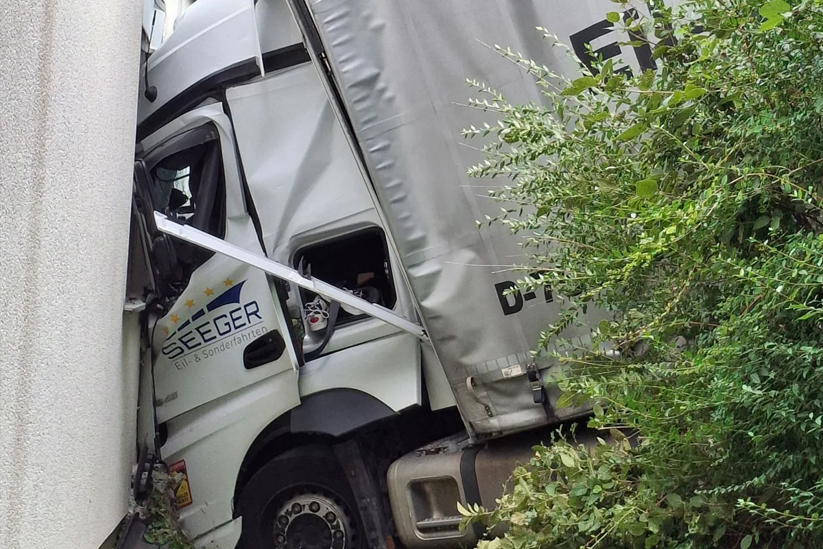 Calw BW – Lkw stürzt Böschung hinunter