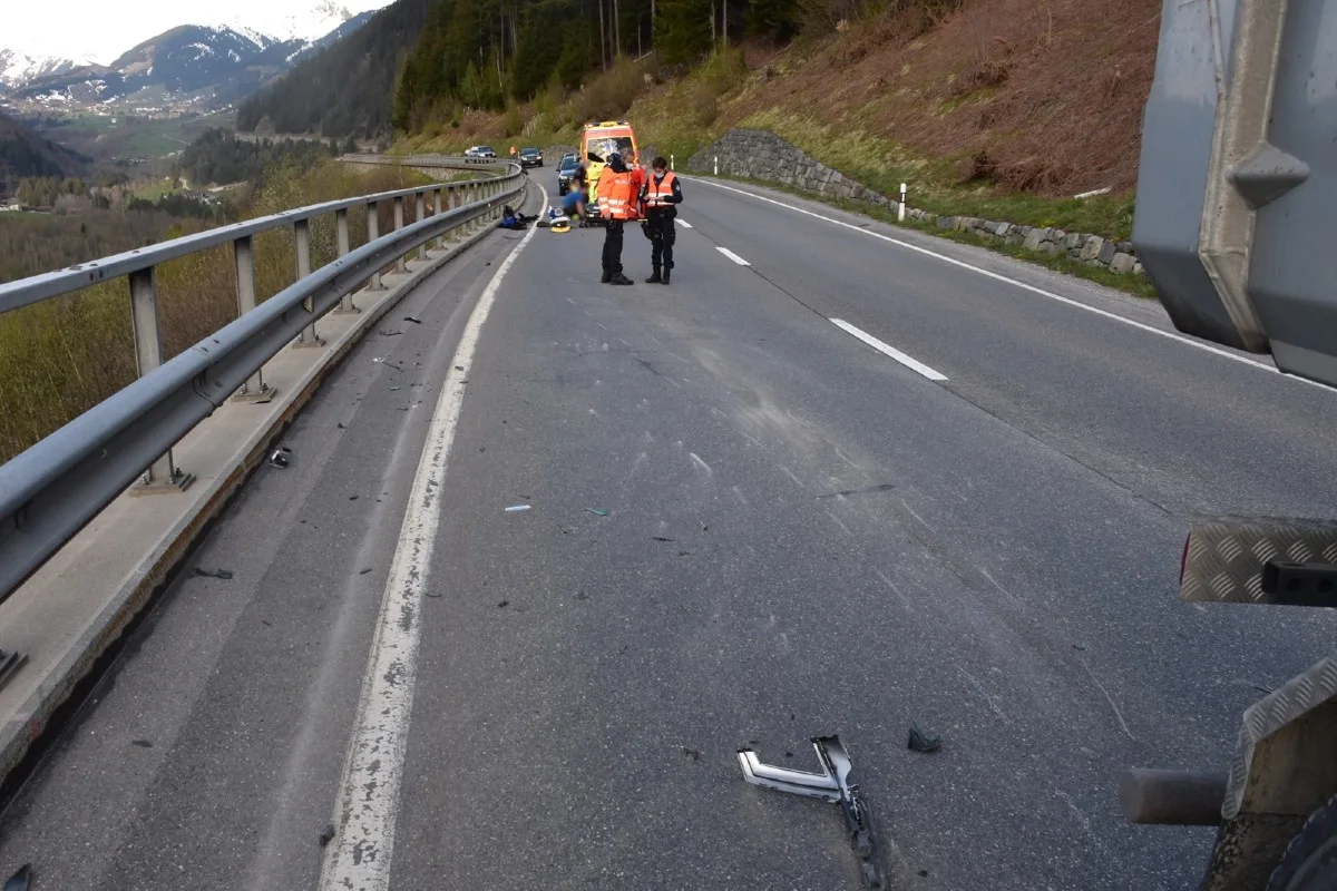 Zeugenaufruf aus Sumvitg GR - Motorrad kollidiert mit Lastwagen 