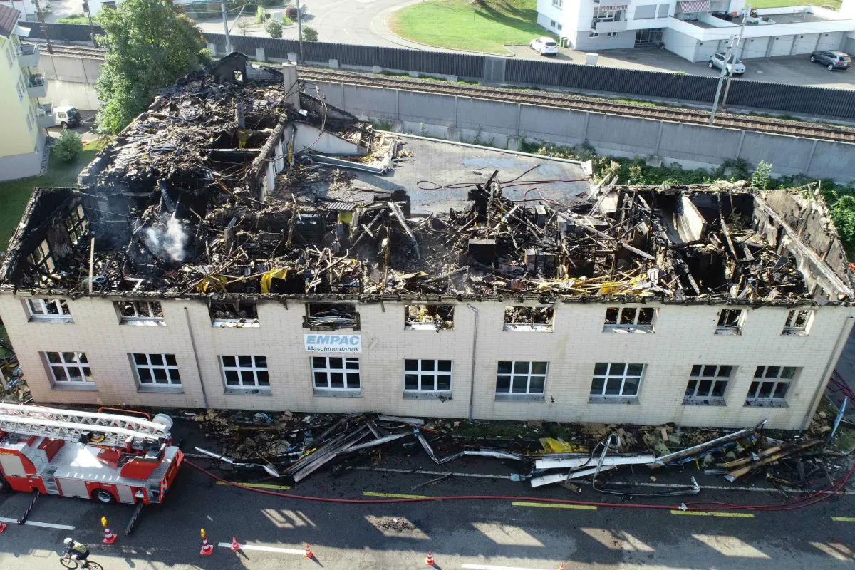 Bäch SZ - Brand des Induestriegebäudes gelöscht - Ermittlungen zur Brandursache laufen