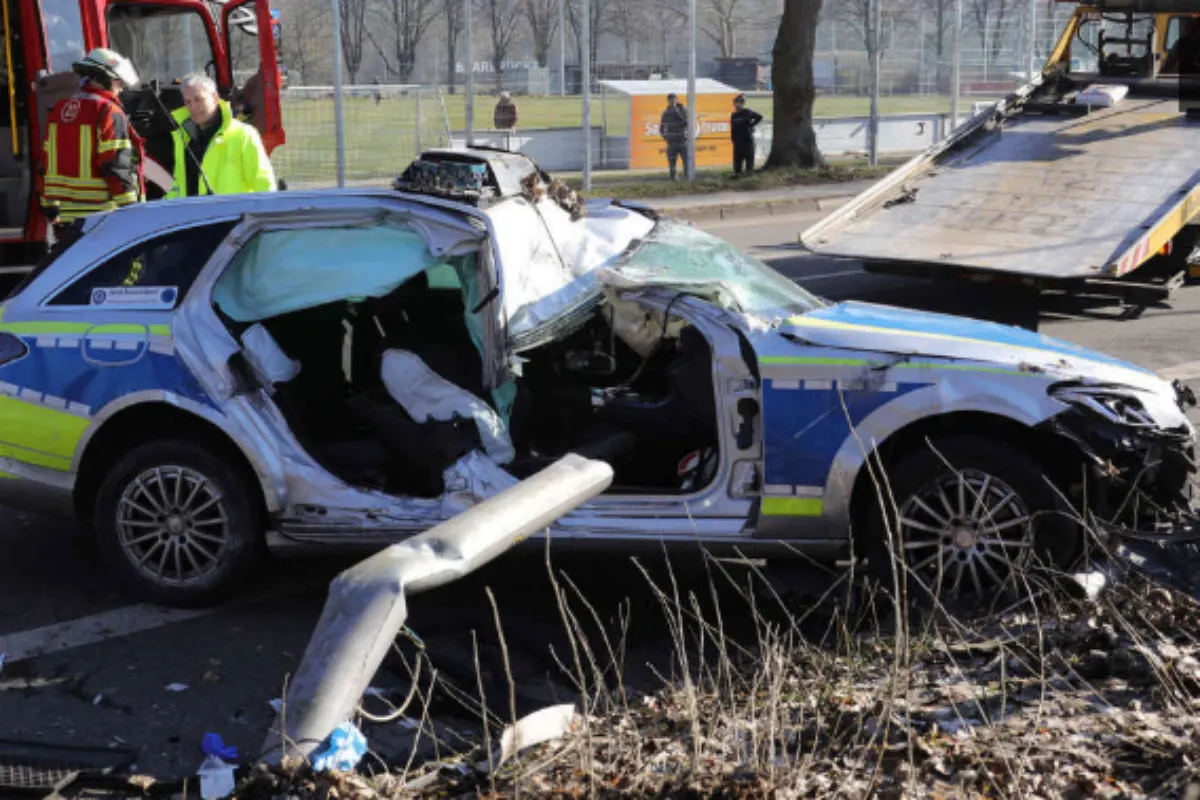 Tödlicher Verkehrsunfall mit Streifenfahrzeug - 22-jährige Polizistin tot