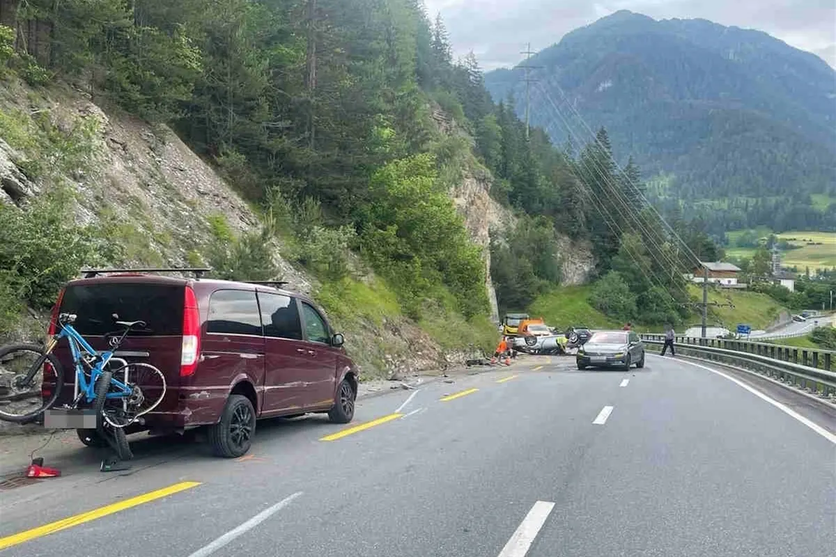 Tiefencastel GR - Auto überschlägt sich bei Unfall mehrfach