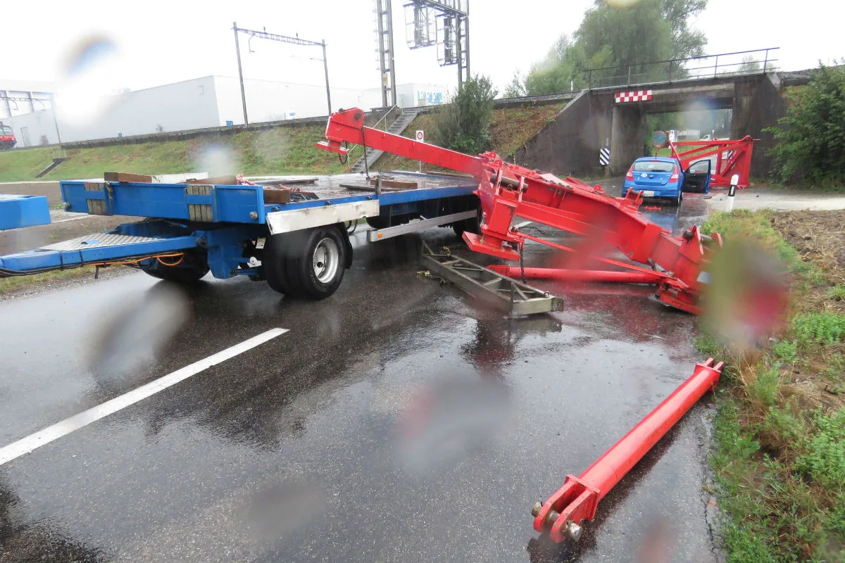 Villmergen AG - Mit Ladung gegen Brücke geprallt