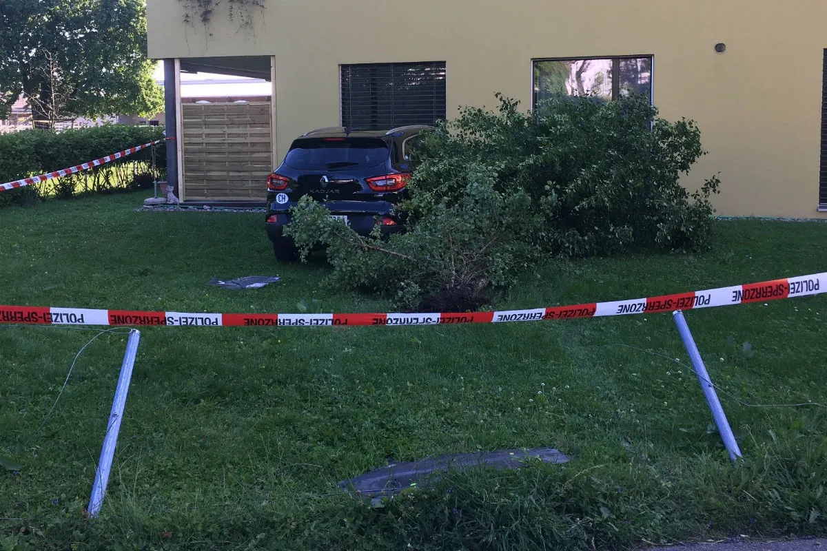Baar ZG - 53-Jähriger prallt in Hauswand