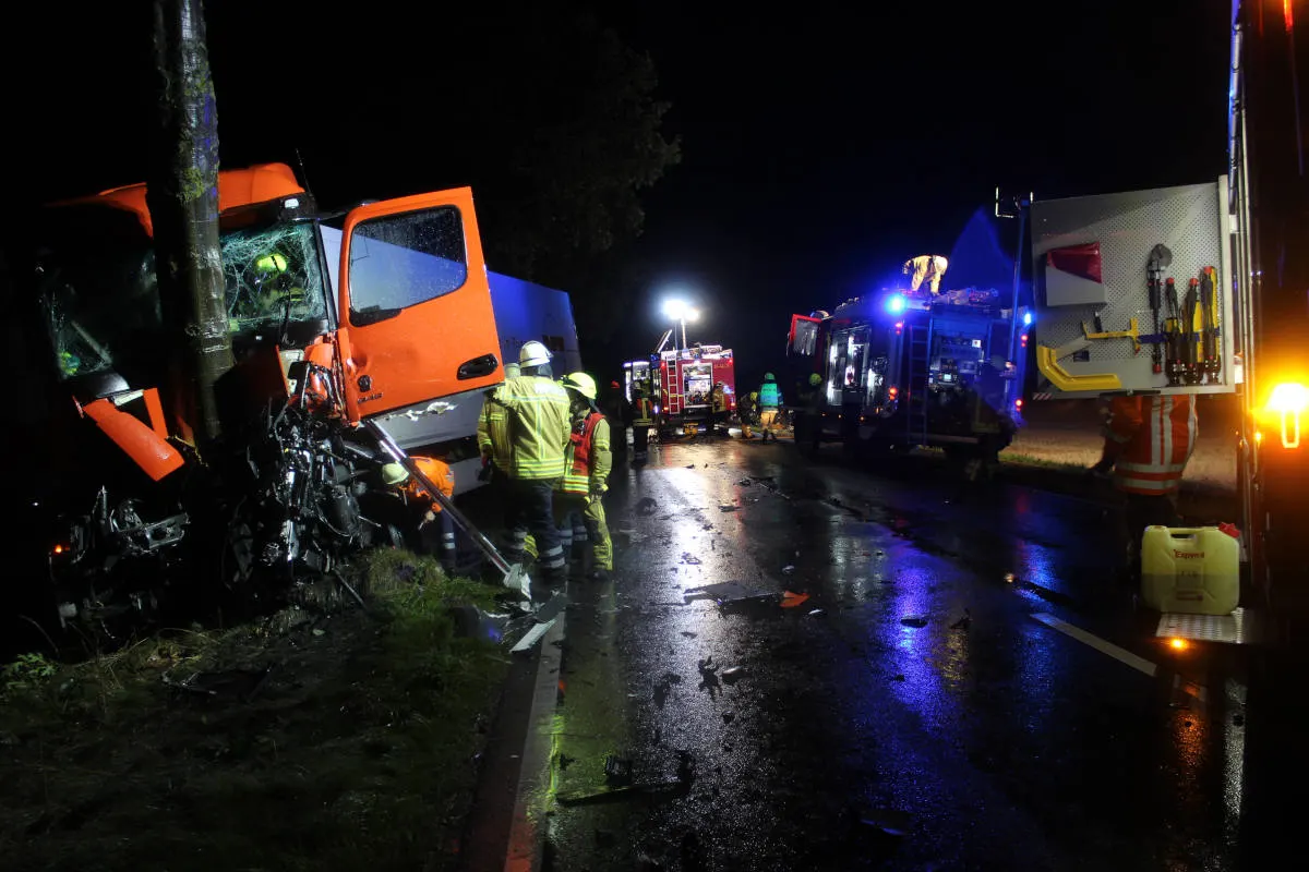 Landesbergen – Schwerer Verkehrsunfall zwischen einem LKW und einem Transporter auf der B215