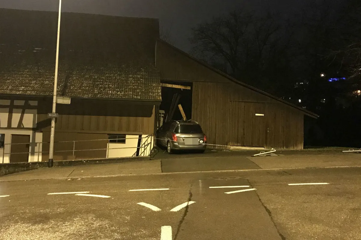 Wettingen AG - In Holzschopf geprallt