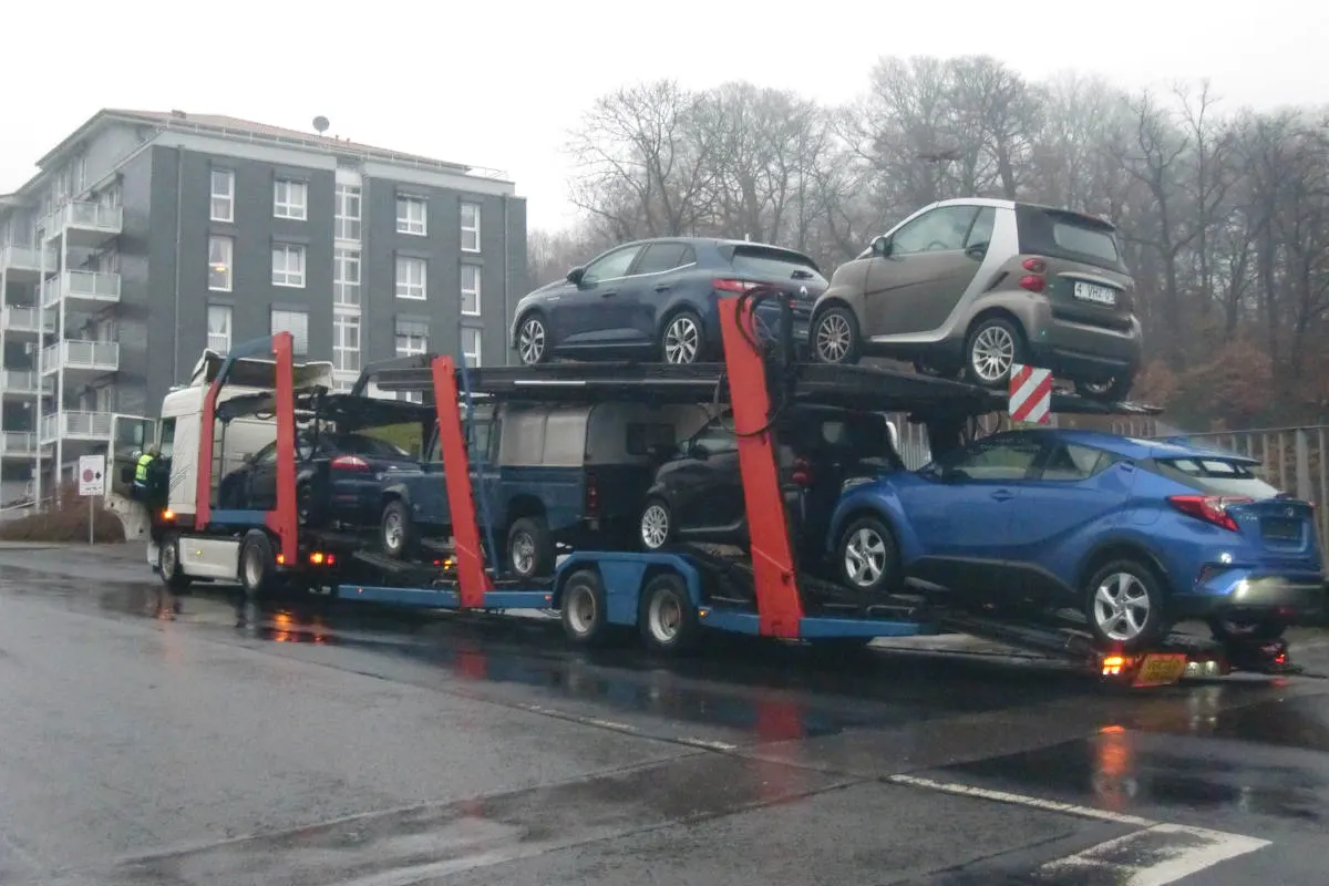 Wuppertal – Polizei stoppte Autotransporter auf dem Weg nach Portugal