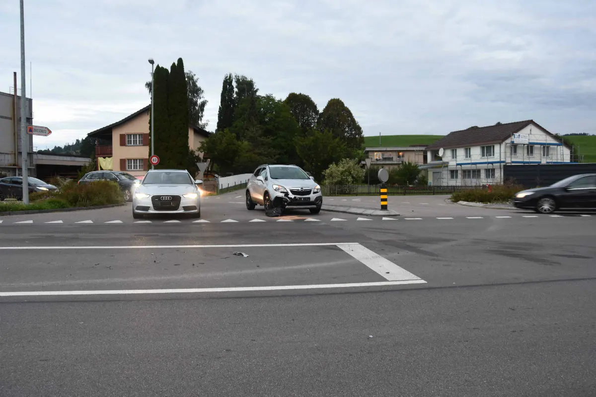 Lütisburg Station SG - Vortritt eines Motorradfahrers missachtet   