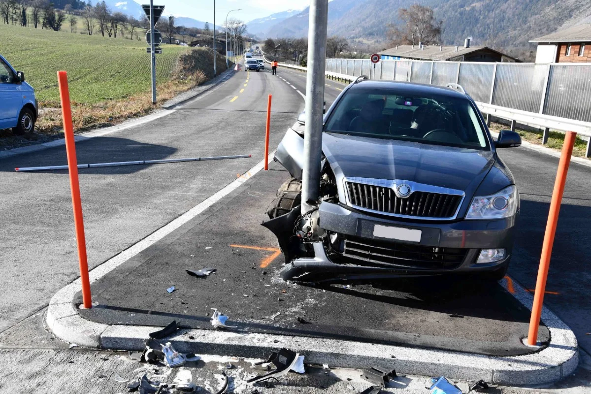 Chur GR - Heftiger Selbstunfall auf der Emserstrasse