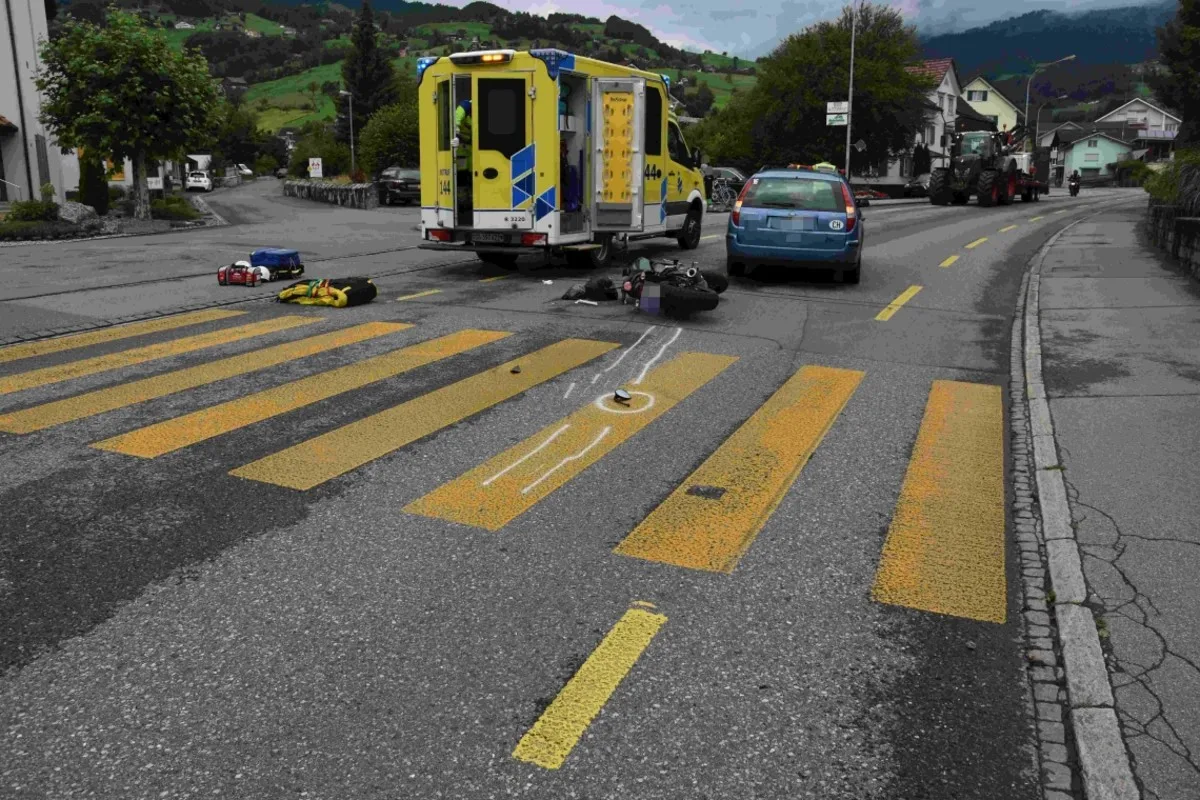 Tragischer Unfall in Grabs SG - Motorradfahrer prallt in Autoheck und verletzt sich schwer!