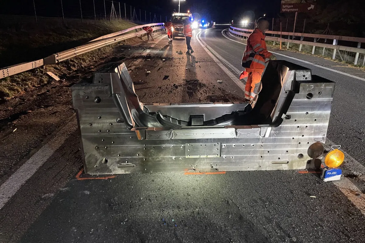 A13 Splügen GR – Sattelschlepper verliert schwere Ladung
