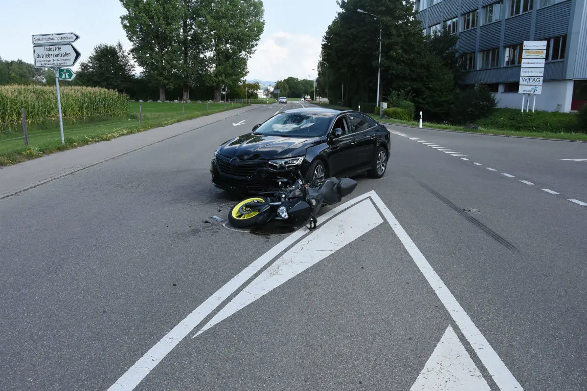 Gossau SG - Motorrad während Überholmanöver in Auto geprallt