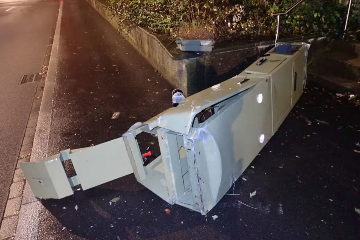 Winterthur ZH - Raser zerstört Blitzkasten um zu entkommen