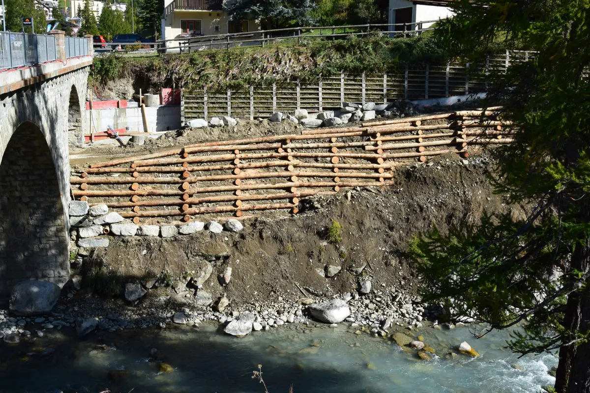 Pontresina GR - Arbeiter von Bagger erfasst und in ein 5 Meter tiefes Bachbett geschleudert!