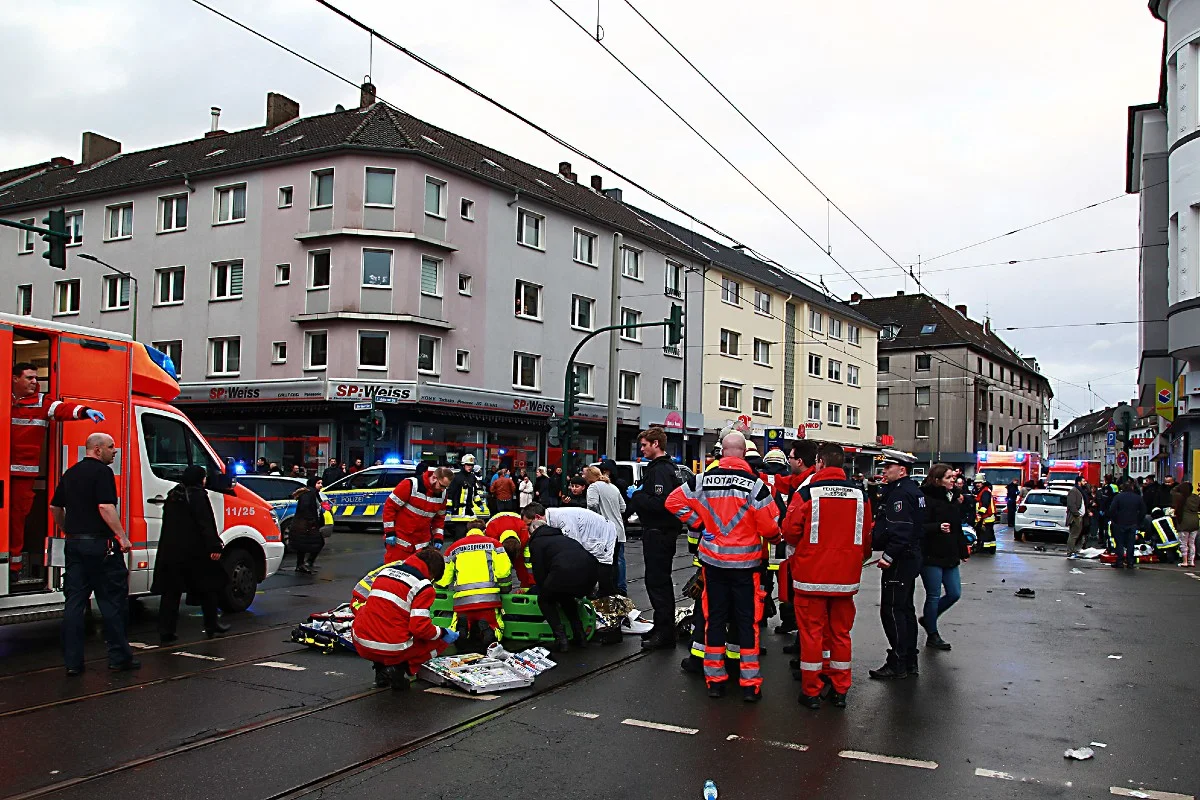 Essen - 81-Jährige erfasst mit Auto Eine Menschengruppe - 12 Verletzte - drei davon schweben in Lebensgefahr!