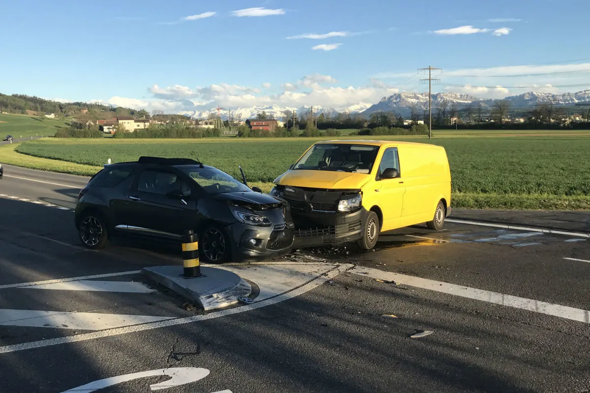 Schenkon LU - Lieferwagen prallt gegen Auto