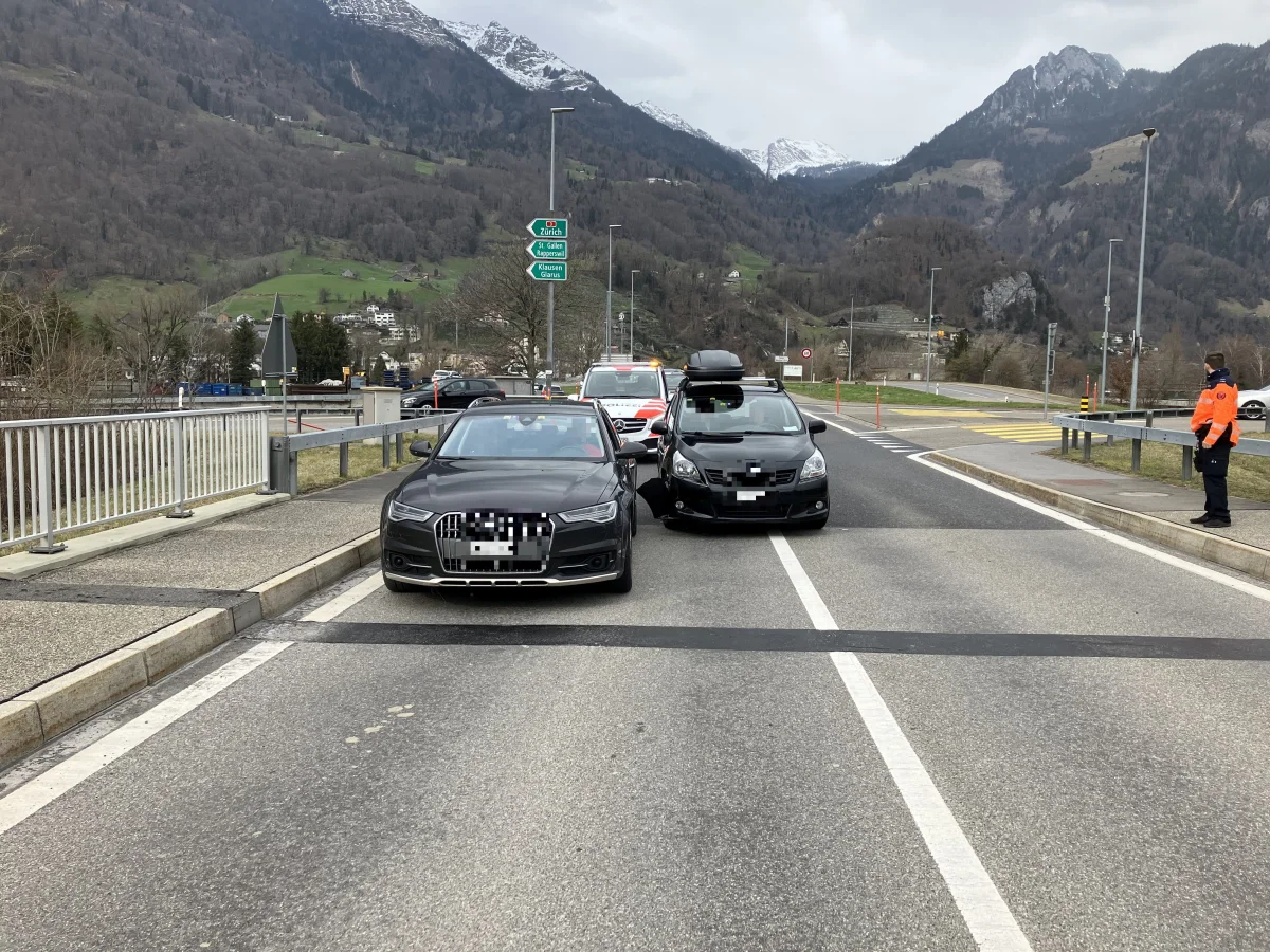 Kollision bei der Autobahnausfahrt Mollis GL: Sachschaden bei seitlichem Zusammenstoss