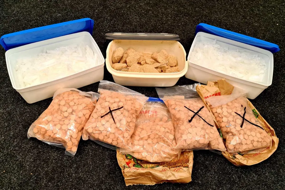 Zollfahnder fassen Großdealer in Berlin - 9000 Ecstasy-Tabletten beschlagnahmt!