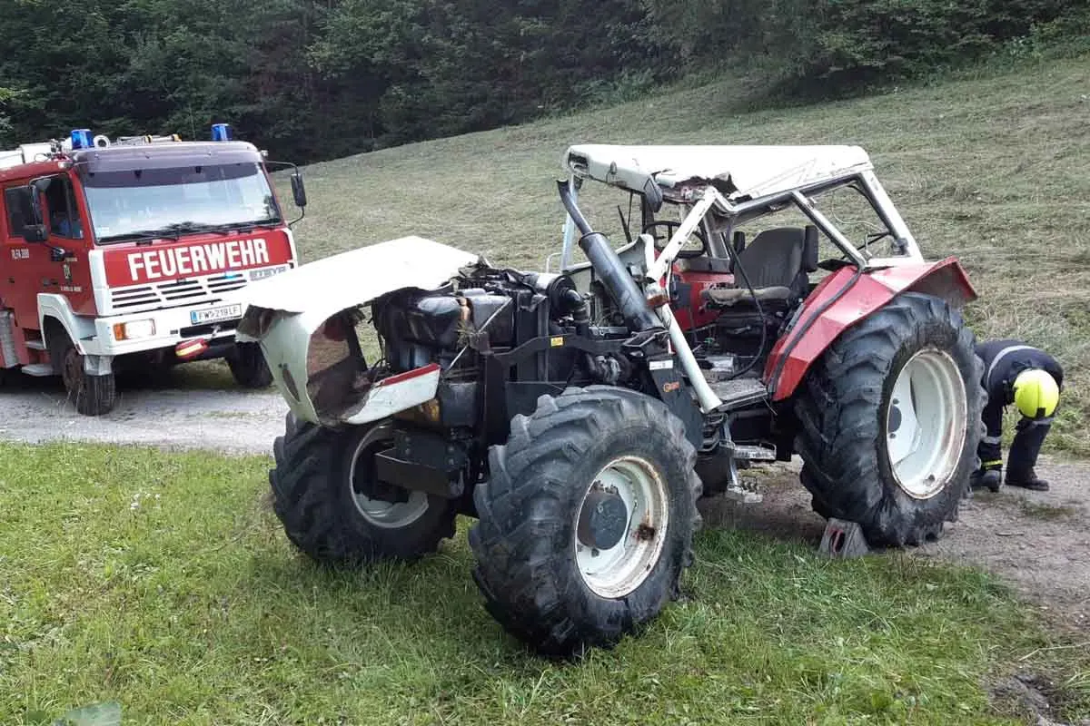 St. Aegyd am Neuwalde – Traktor überschlug sich mehrmals und fing Feuer!