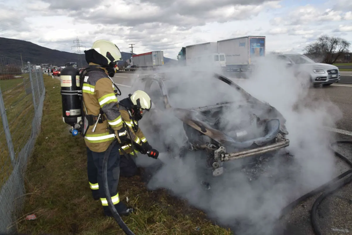 Oensingen A1 SO - Auto gerät in Vollbrand