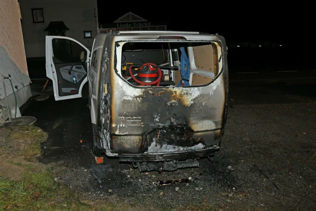 Schwellbrunn AR - Lieferwagen in Flammen