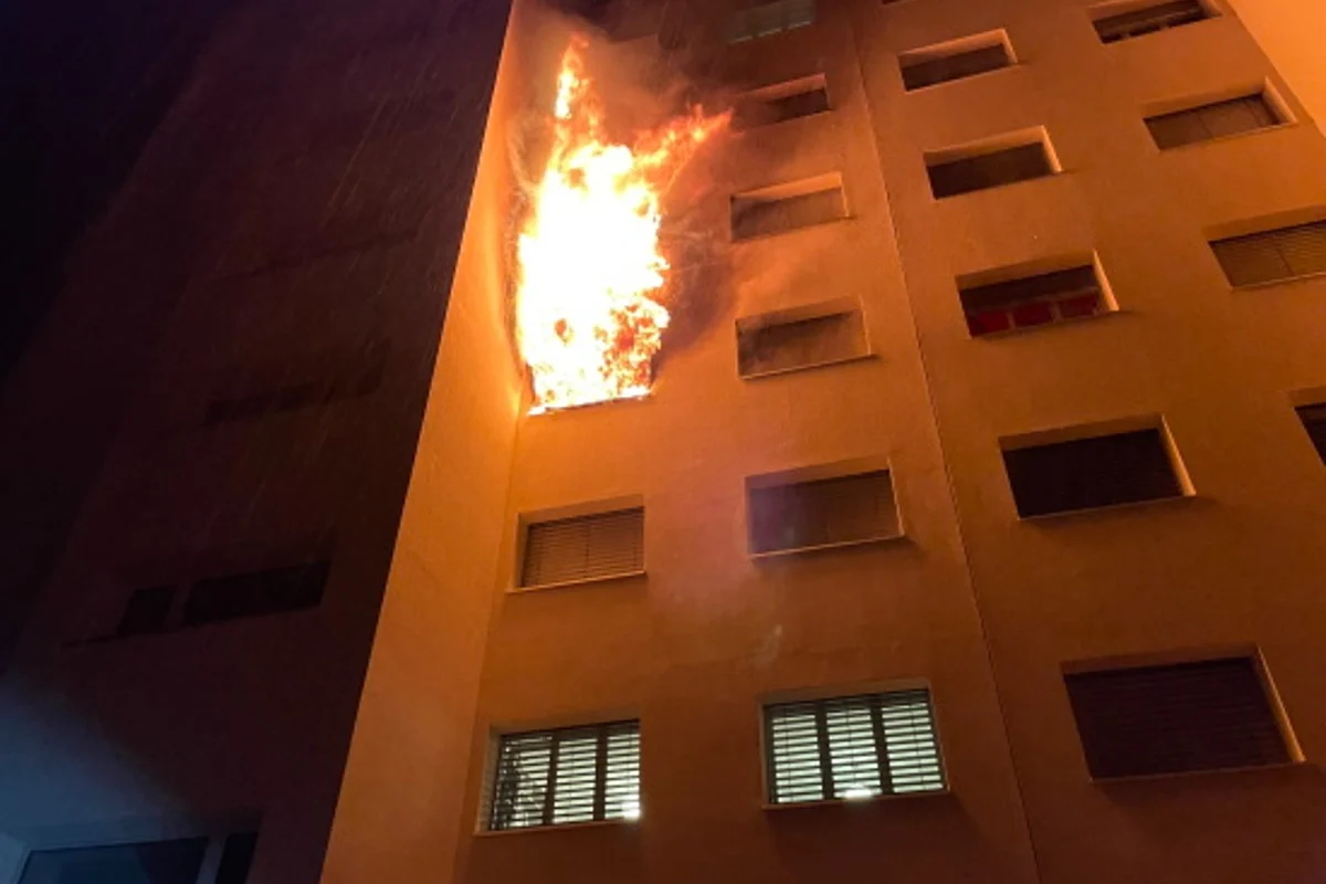 Freiburg – 60 Personen mussten nach einem Feuerausbruch in einem Mehrfamilienhaus evakuiert werden
