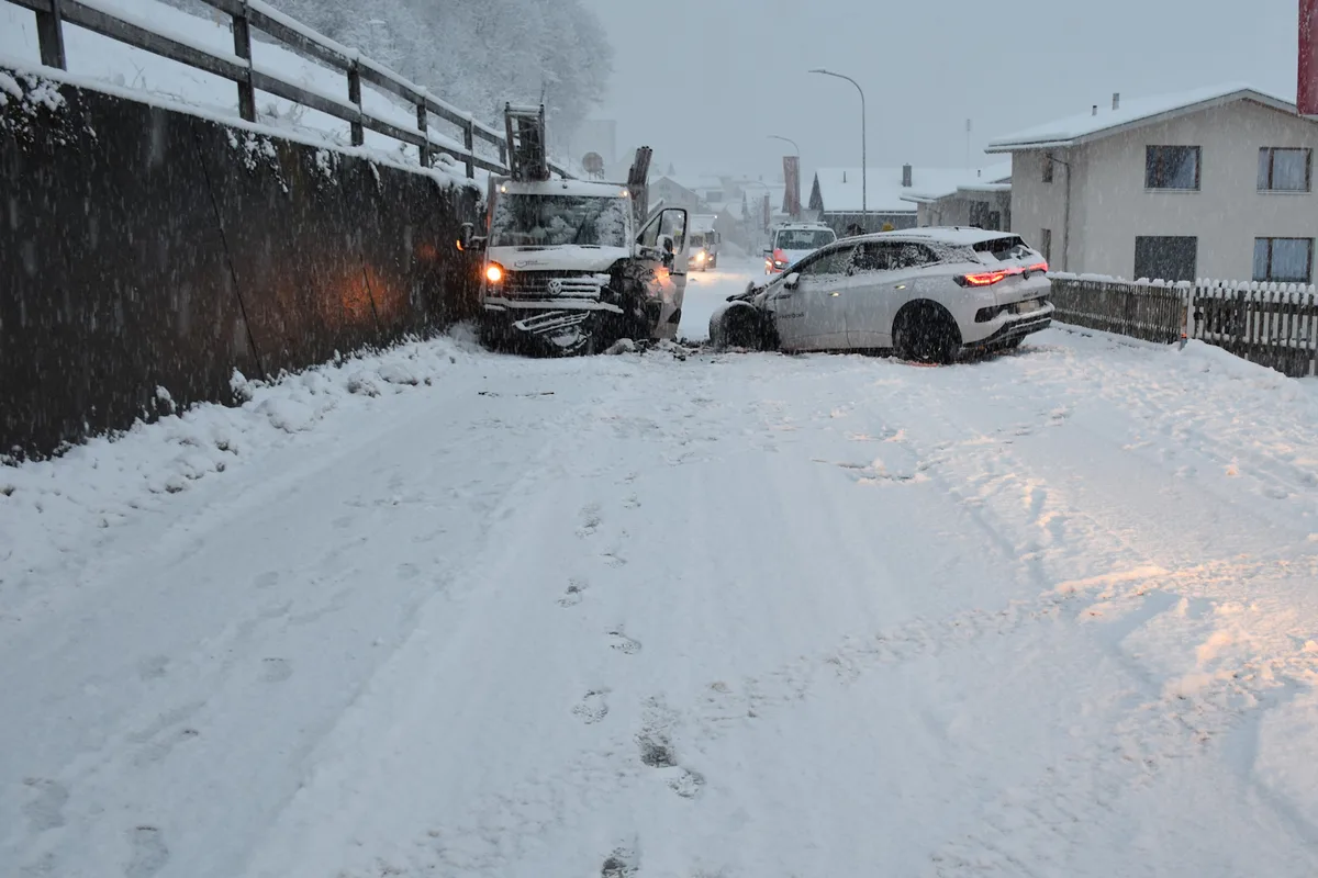 Disentis/Mustér GR - Frontale Kollision auf schneebedeckter Fahrbahn