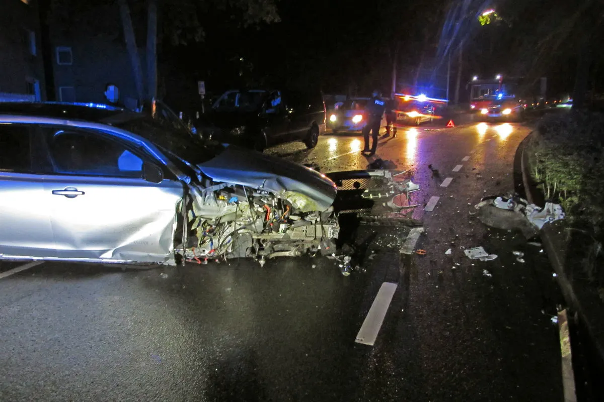 Auto nach Selbstunfall schrottreif
