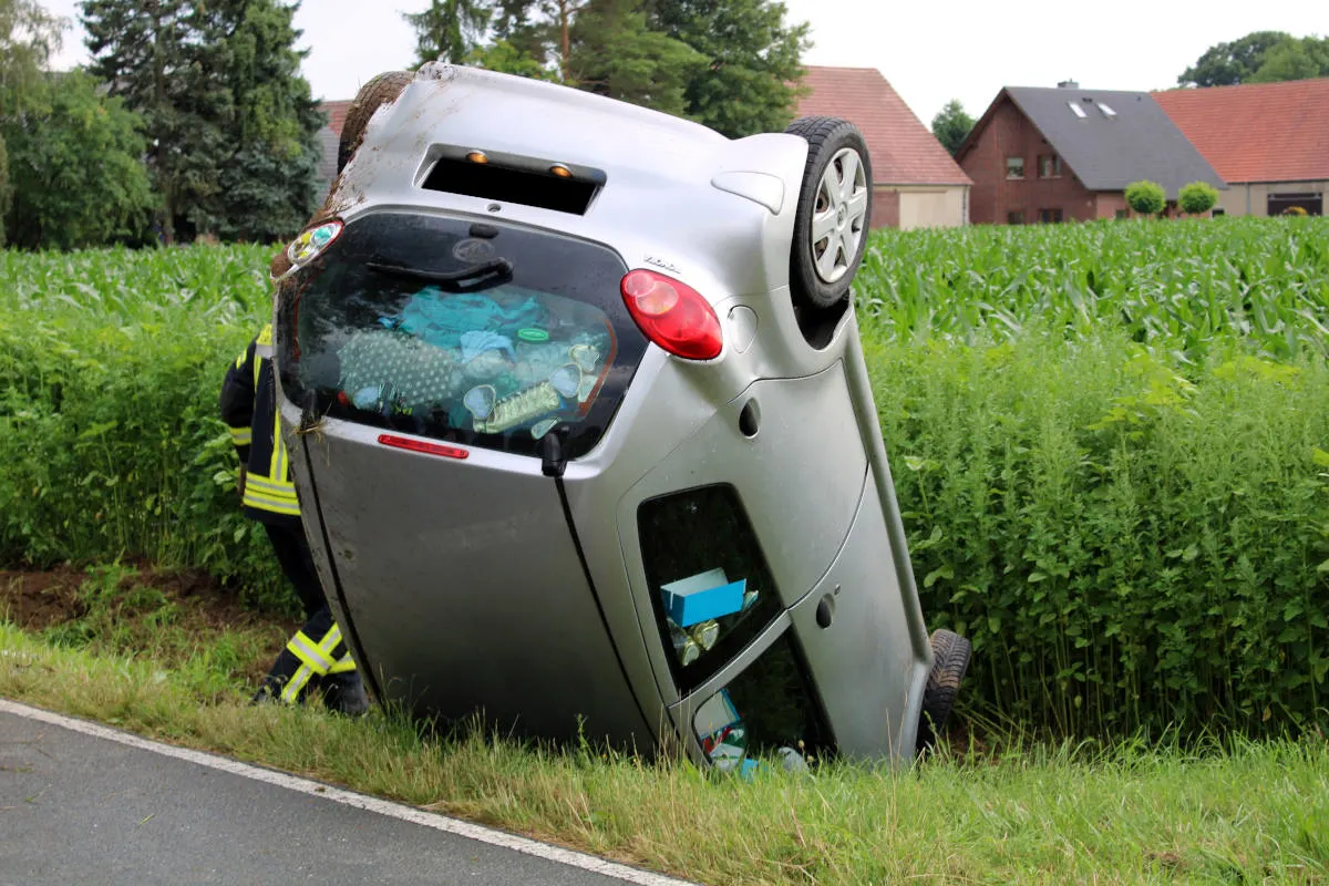 Lübbecke – Auto landet nach Unfall auf Dach