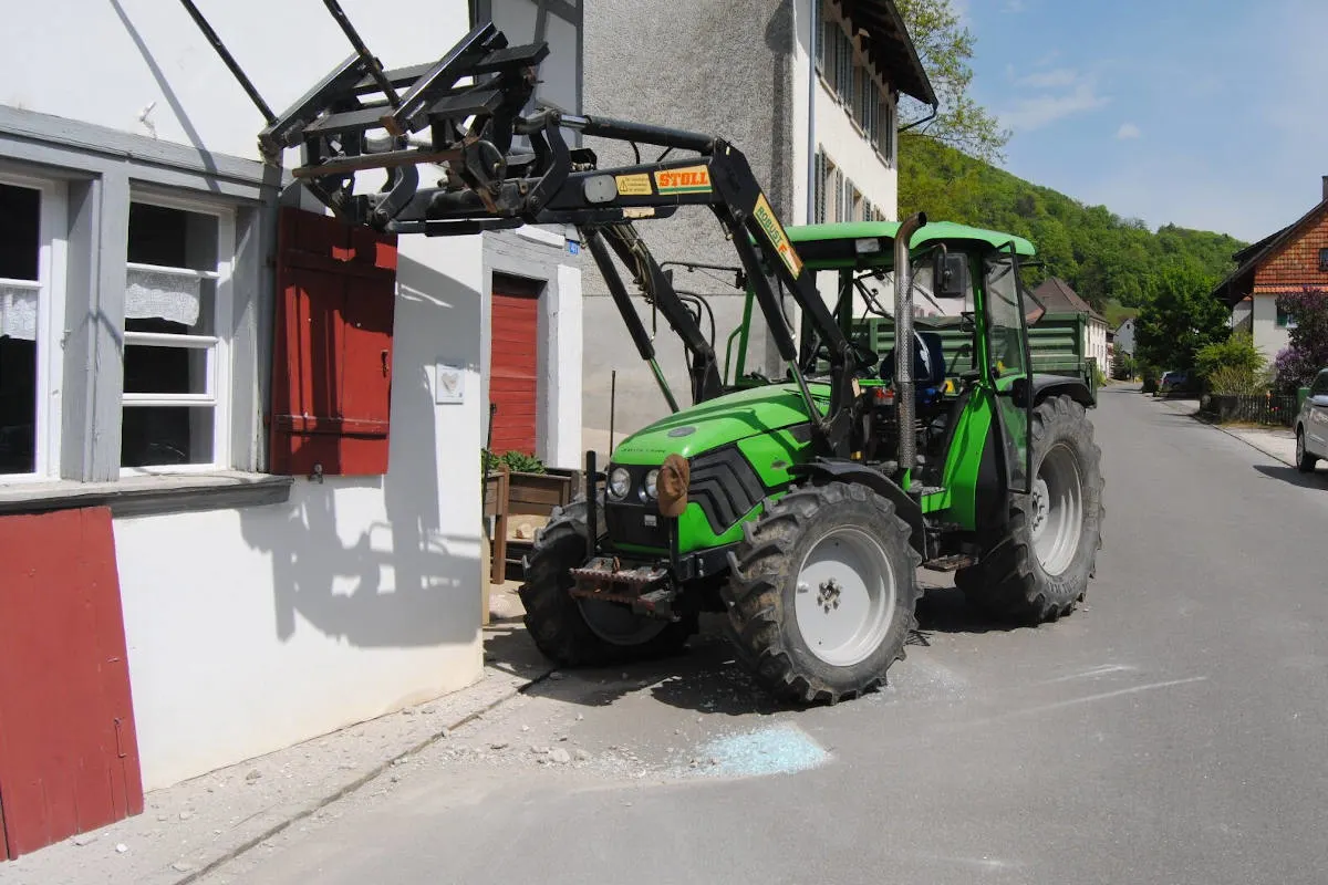 Osterfingen SH – Traktor kollidiert mit Hausfassade