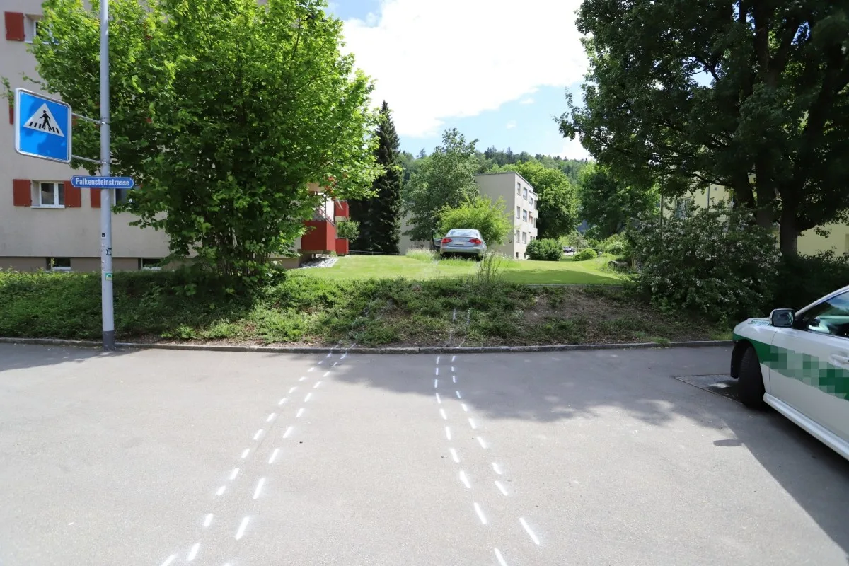 St.Gallen - Auto kommt nach Unfall im Garten zum Stillstand
