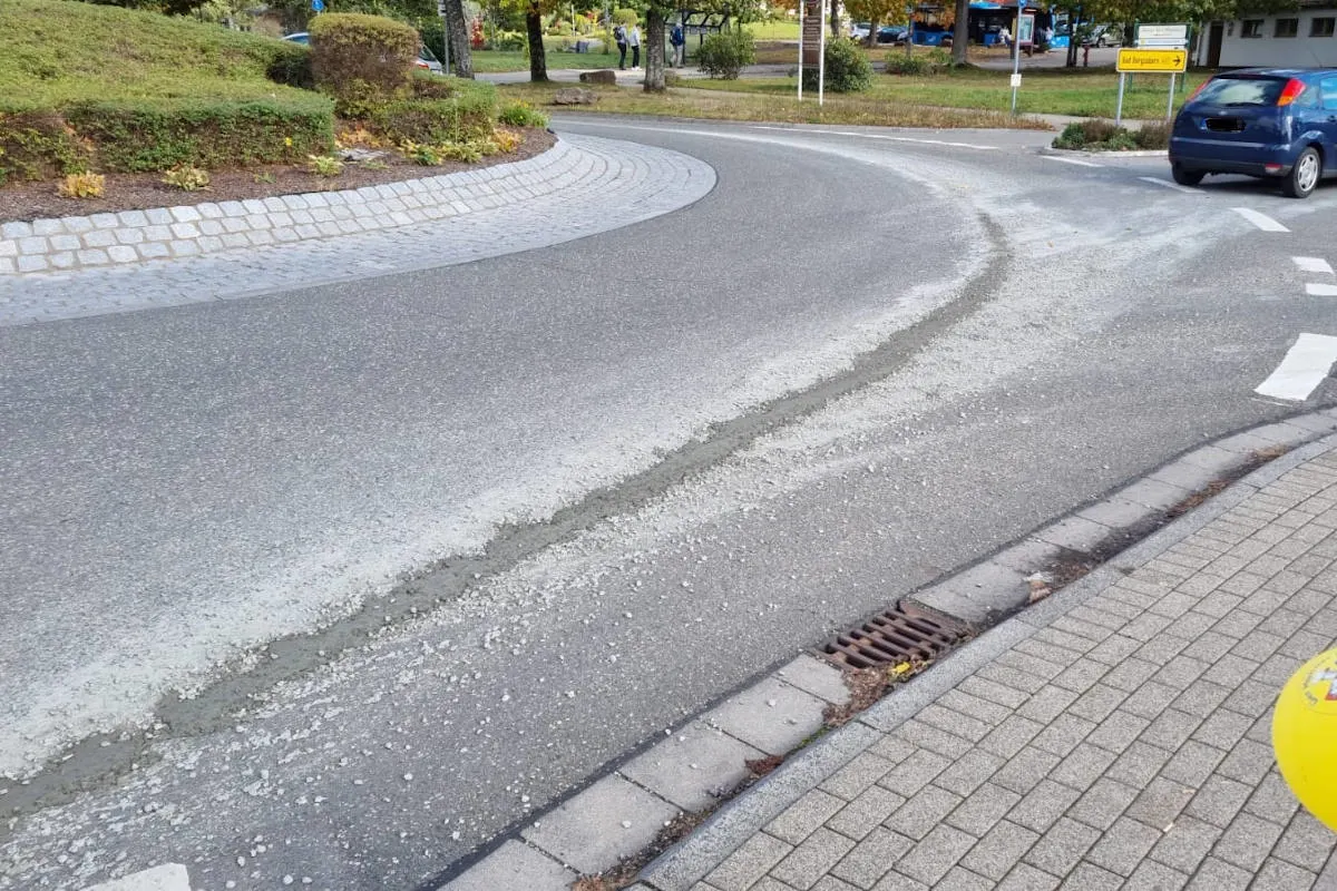 Dahn – Betonmischer-LKW verliert Fertigbeton