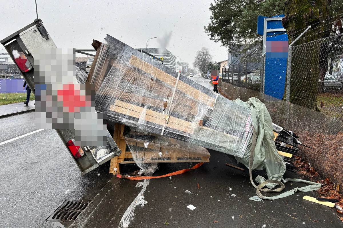 Schaan FL – Ladung von Transportanhänger kippt auf Trottoir