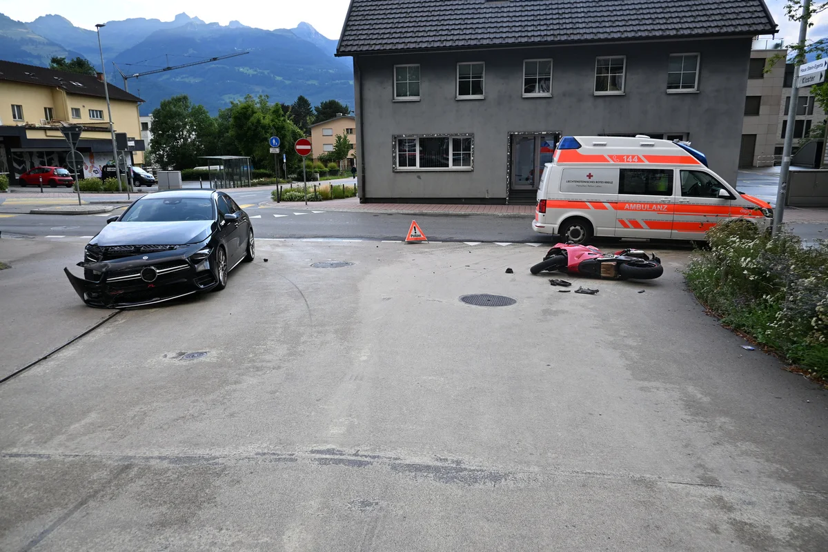 Unfall in Schaan FL – Auto kollidiert beim Abbiegen mit Motorrad