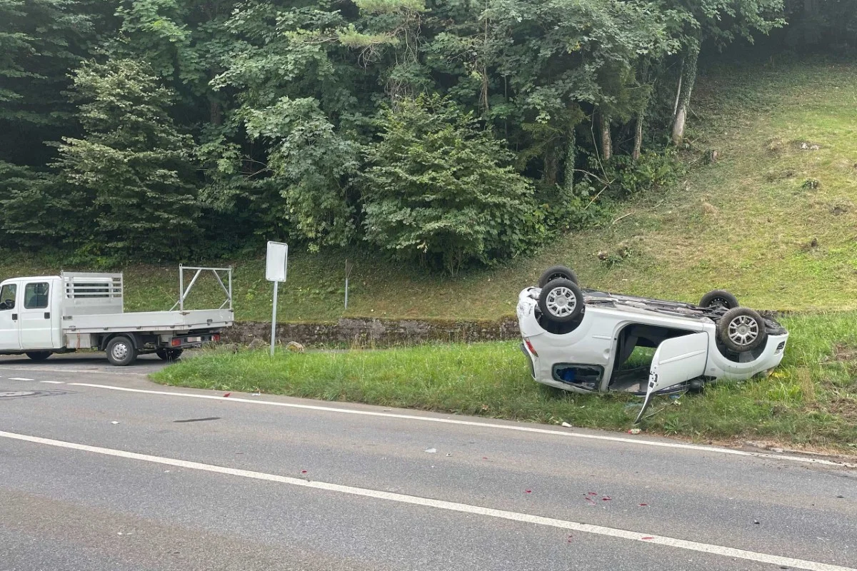 Lauerz SZ - Auto überschlägt sich nach Kollision mit Lieferwagen