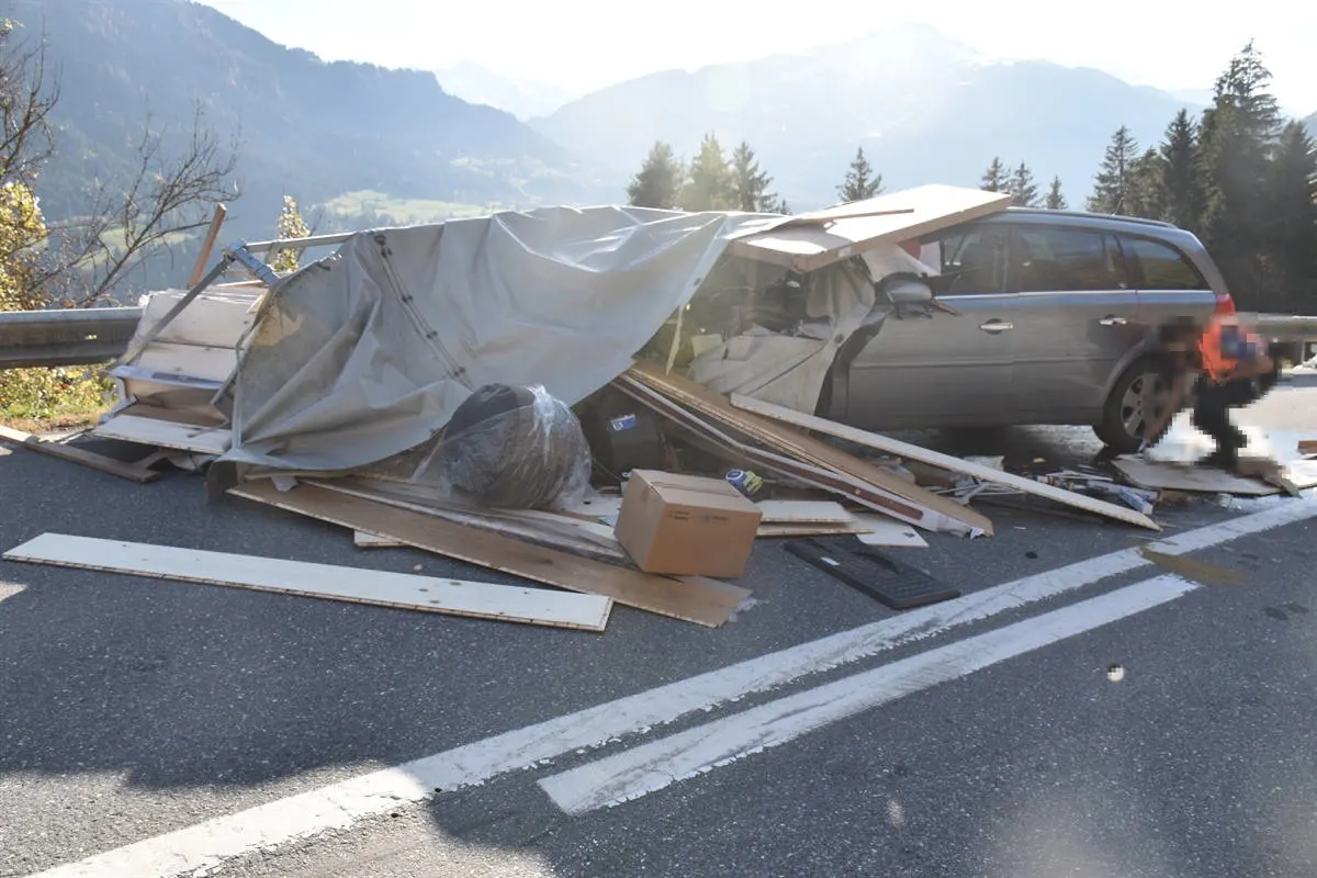Unfall in Laax GR – Lieferwagen mit Anhänger kommt ins Schlingern und kippt