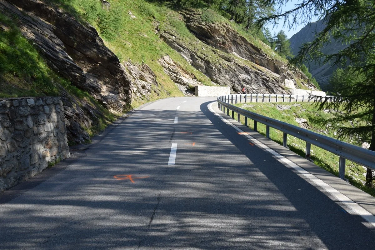Poschiavo GR - Rennvelofahrer muss Auto ausweichen und verunfallt schwer