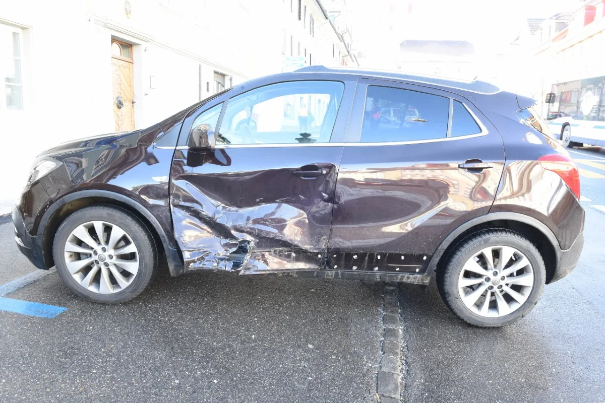 Beromünster LU - Auto fährt in Linienbus