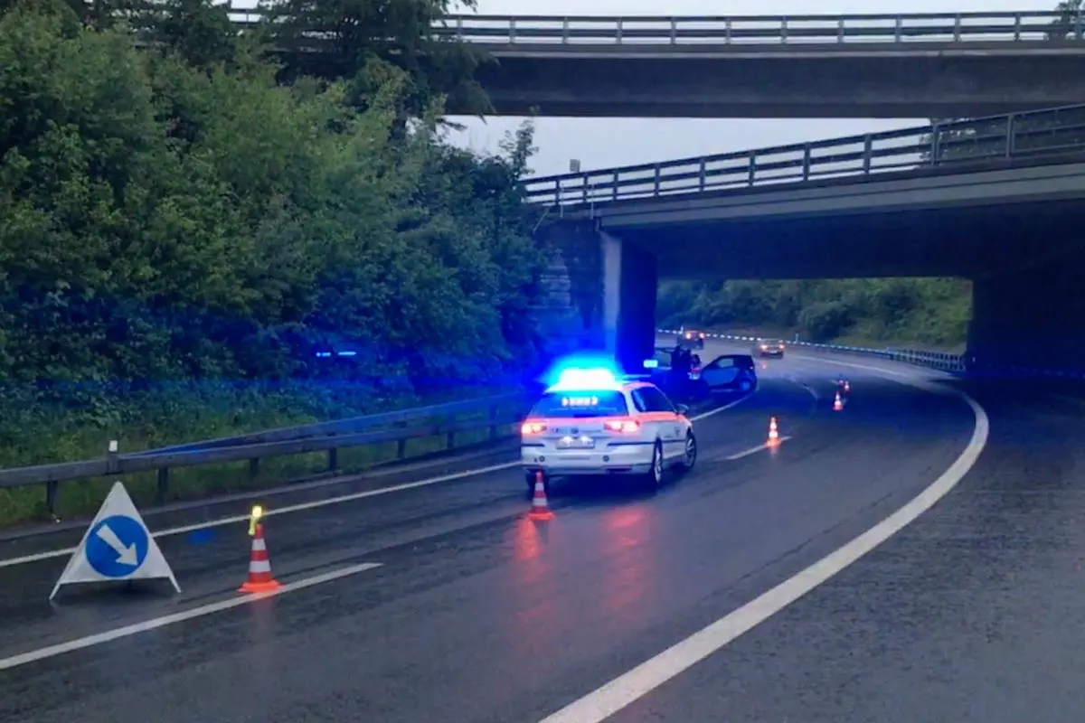 Cham ZG - Selbstunfall auf der Autobahn