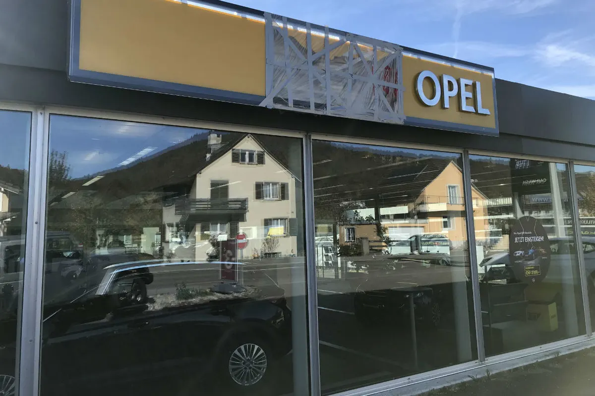 Liestal BL - Leuchtreklame bei Kollision beschädigt – Polizei sucht Zeugen