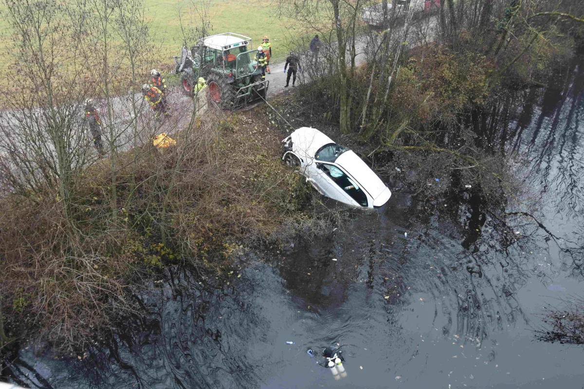 Drama in Zuzwil SG – Auf vereister Brücke ins Schleudern geraten und in Fluss gelandet