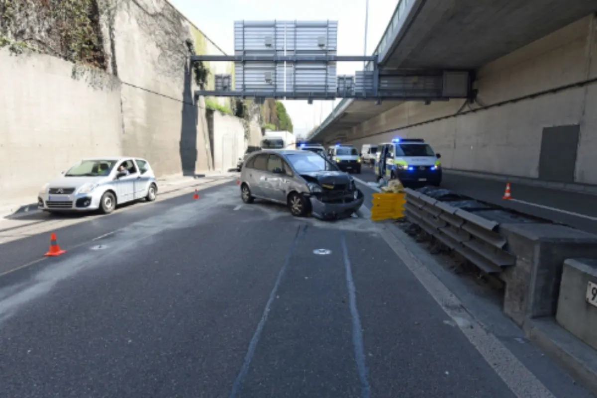 Basel BS - Verkehrsunfall mit drei Personenwagen auf der Autobahn A2